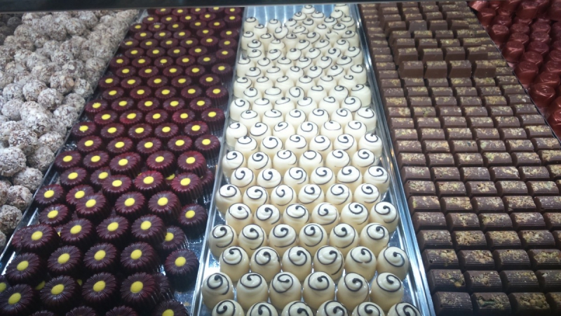 vitrine-LA CELLE-min_chocolates_milk_chocolate_white_chocolate_truffles_candy_food_treat_cacao-1213769